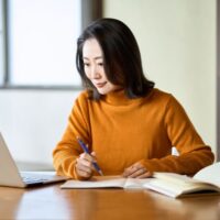 勉強をする女性