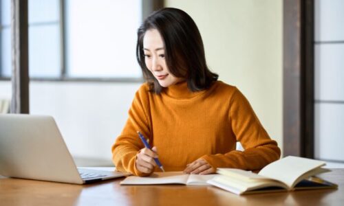 勉強をする女性