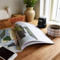 もの置きっぱなしのテーブル