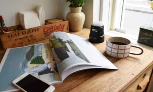 もの置きっぱなしのテーブル