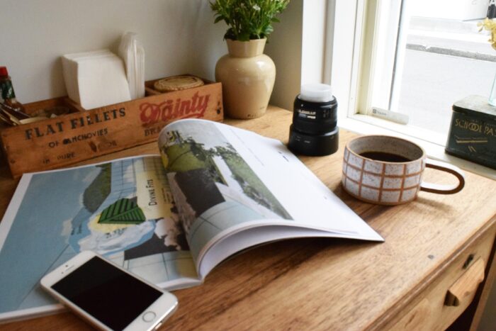 もの置きっぱなしのテーブル