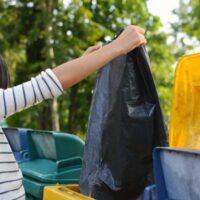 ゴミを捨てている人