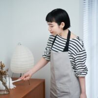 掃除をしている女性