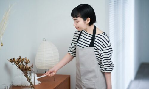 掃除をしている女性