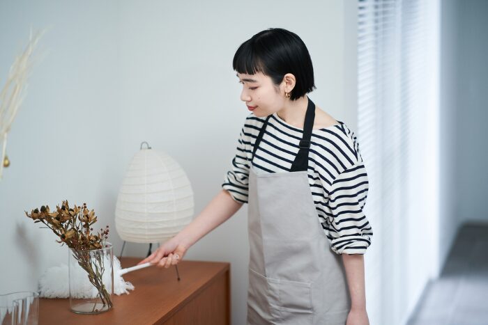 掃除をしている女性