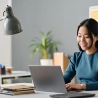 ノートパソコンを使っている女性