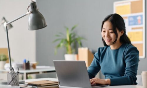 ノートパソコンを使っている女性