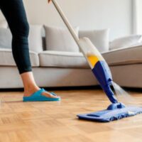 モップをかけている人