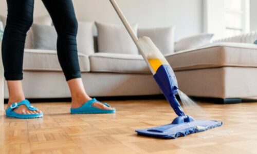 モップをかけている人