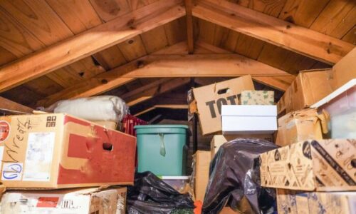 ものが多い屋根裏
