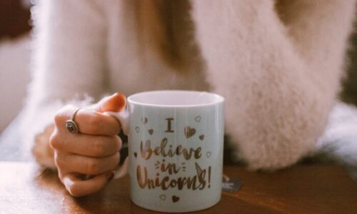 マグの取っ手を持つ女性