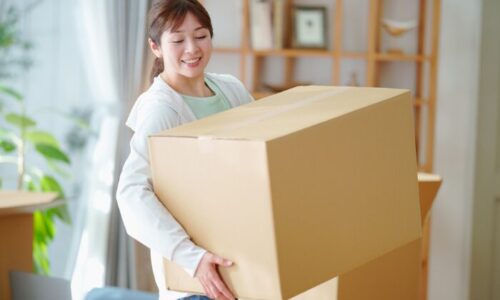 ダンボール箱を持っている女性