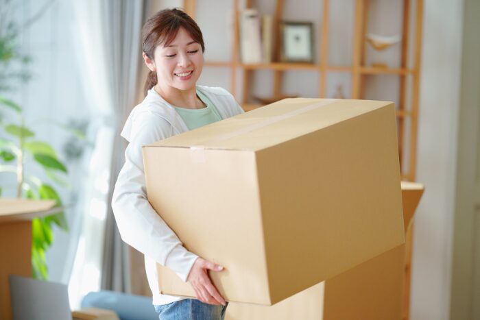 ダンボール箱を持っている女性