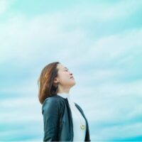 空を見上げる女性