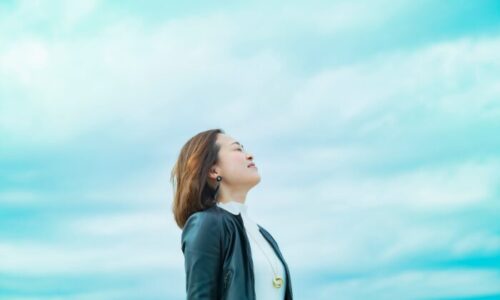 空を見上げる女性