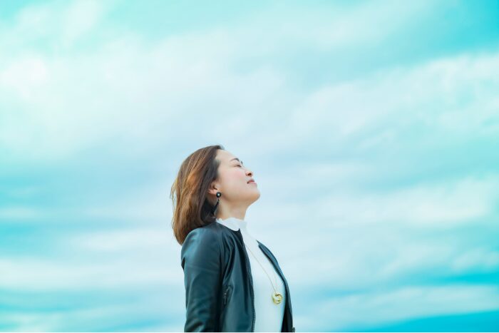 空を見上げる女性