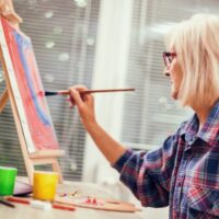 絵を描いている女性