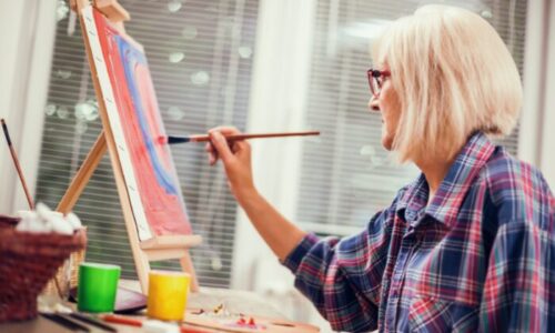 絵を描いている女性