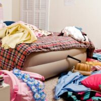 服が散らかった部屋