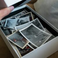 箱に入った古い写真