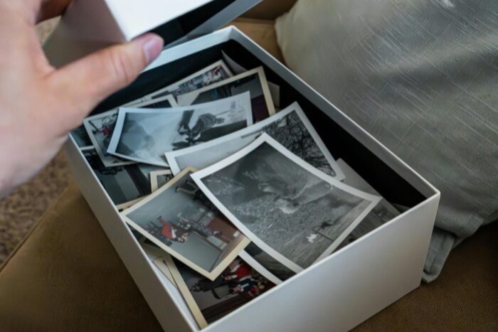 箱に入った古い写真