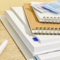 本とノートの山