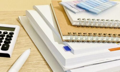 本とノートの山