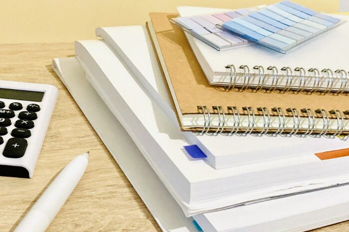 本とノートの山