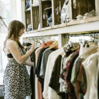 ブティックで買い物する人