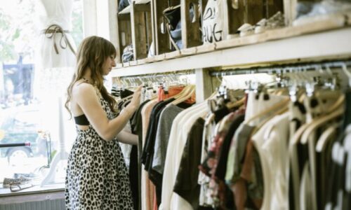 ブティックで買い物する人