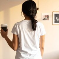 シンプルな空間に立つ女性