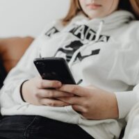 スマホで買い物している女性