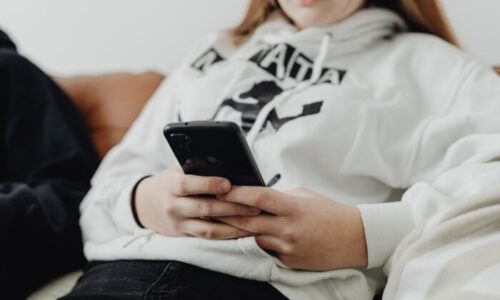 スマホで買い物している女性