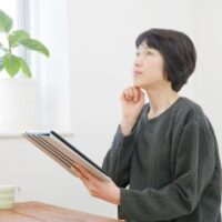 考えごとをしている女性