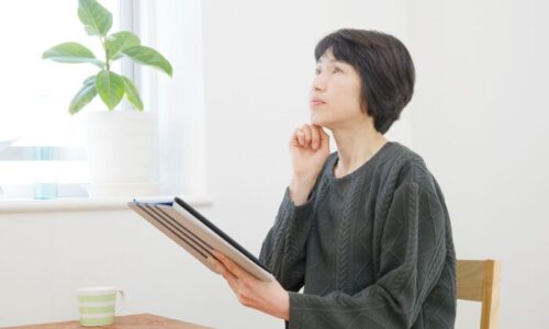 考えごとをしている女性