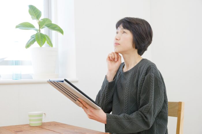 考えごとをしている女性