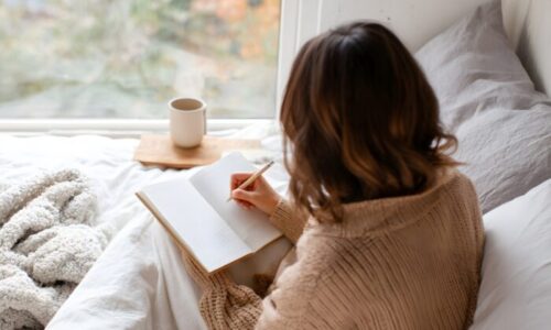 日記をつけている女性