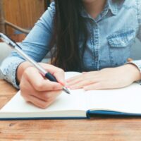 ノートを書いている女性