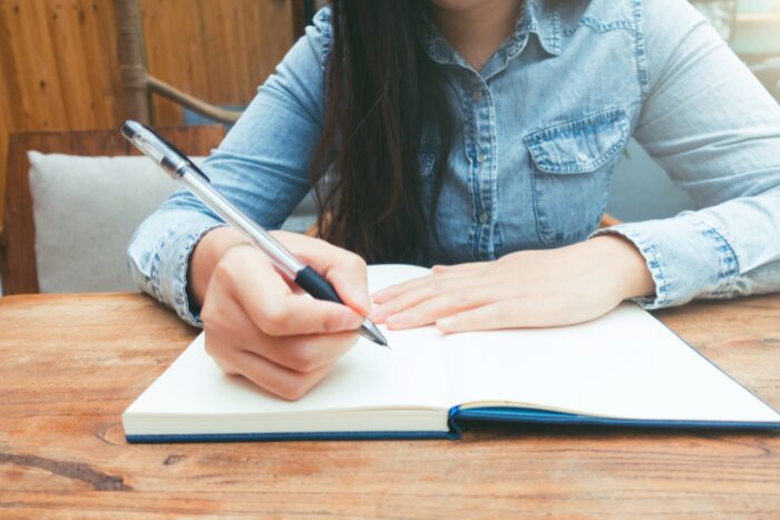 ノートを書いている女性