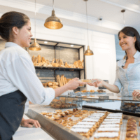 パン屋でパンを買うところ