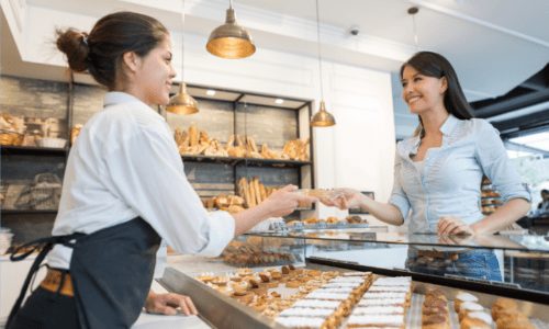 パン屋でパンを買うところ