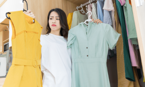服を見比べている人