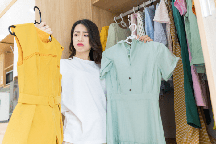 服を見比べている人