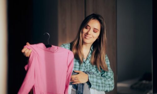 服を選んでいる人