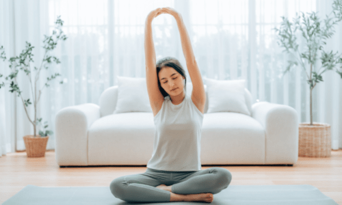 家でヨガをする女性