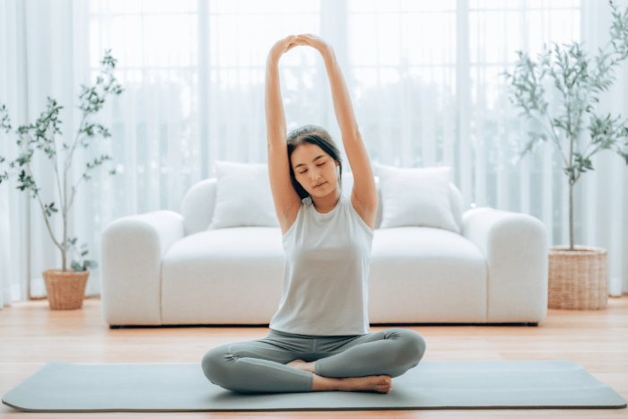 家でヨガをする女性