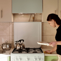 キッチンのカウンターを拭いている女性