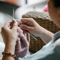 編み物をする女性