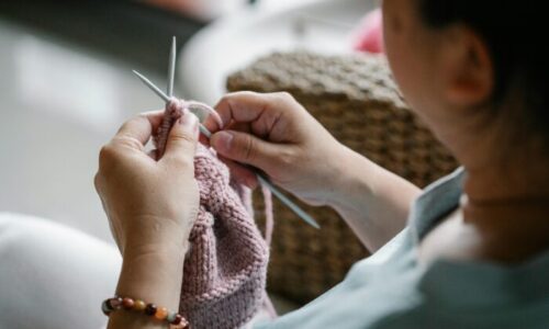 編み物をする女性
