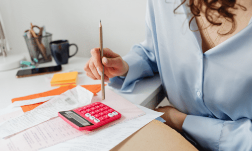 レシートを見ている女性
